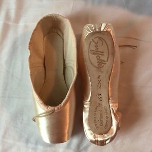 Suffolk Sterling Pointe Shoes Size 4XN